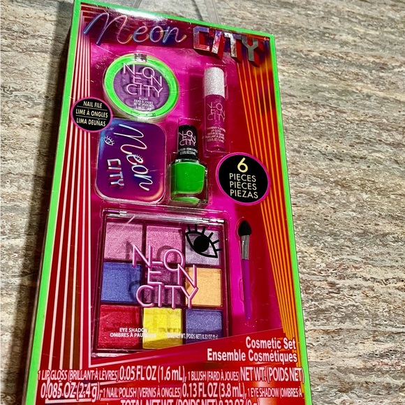 NIB Townley Neon City 6-piece set cosmetic set for girls - Picture 7 of 8